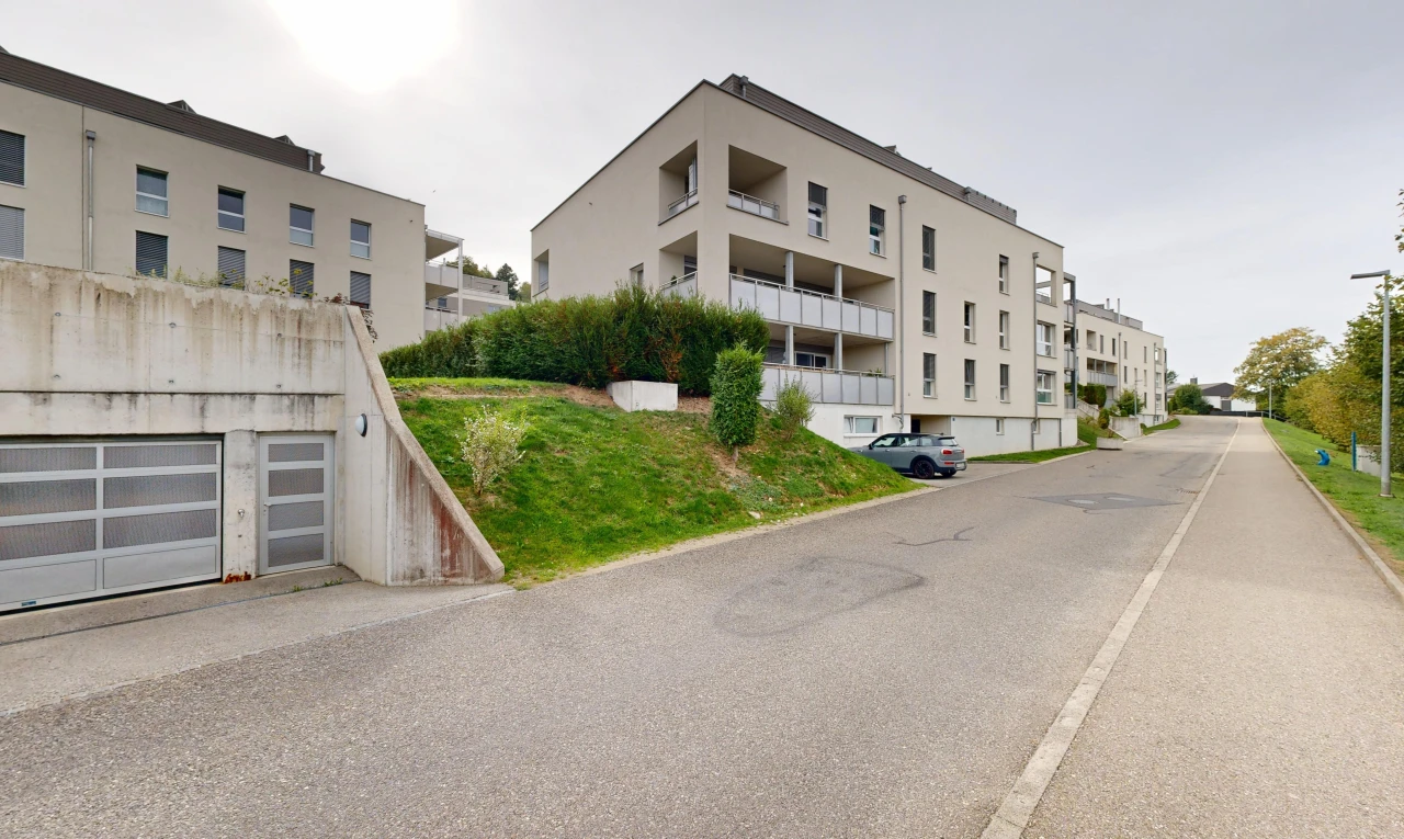 extérieur du bâtiment avec from community, vue sur le complexe d'appartements, apartment complex view, et overcast