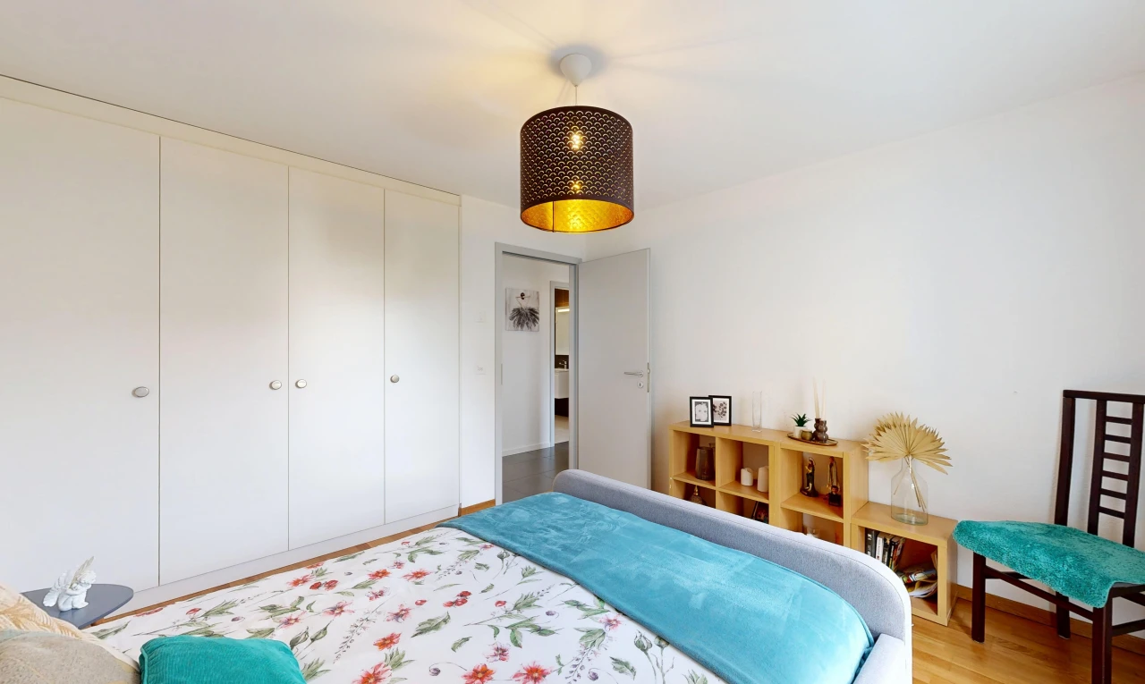 chambre avec placard, éclairage suspendu, drywall, cloison sèche, et inside property