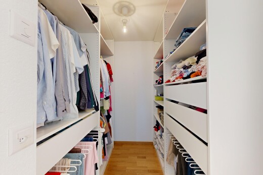 dressing avec dressing, light floor, sol en finition bois, et wood finish floor