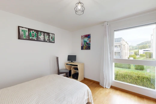 chambre avec lumière naturelle, drywall, cloison sèche, wood finish floor, et sol en finition bois
