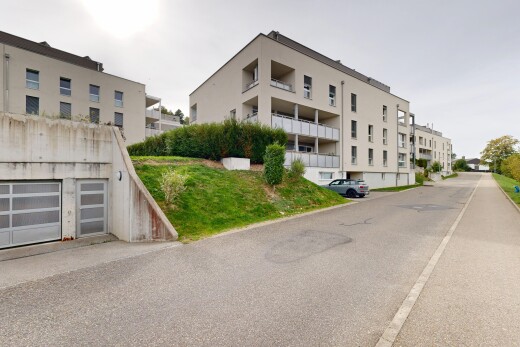 extérieur du bâtiment avec from community, vue sur le complexe d'appartements, apartment complex view, et overcast