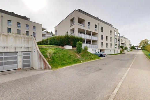 extérieur du bâtiment avec from community, vue sur le complexe d'appartements, apartment complex view, et overcast