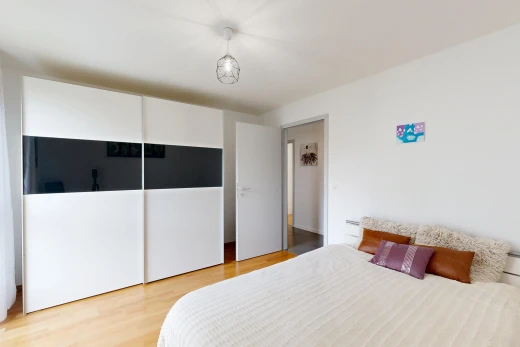 chambre avec drywall, cloison sèche, wood finish floor, sol en finition bois, et inside property