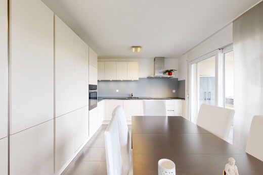 cuisine avec hotte, light floor, armoires blanches, white cabinets, et armoires à panneau plat