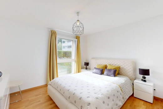 chambre avec lumière naturelle, drywall, cloison sèche, light floor, et wood finish floor