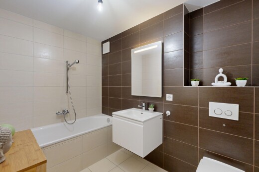 salle de bains avec tile wall, mur en carrelage, salle de bain complète, miroir, et douche-bain combinés
