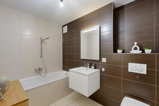 salle de bains avec tile wall, mur en carrelage, salle de bain complète, miroir, et douche-bain combinés