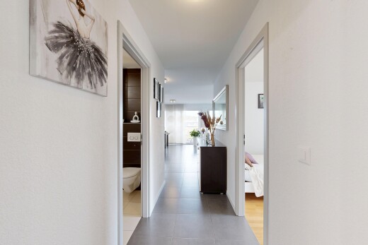 couloir avec inside property, drywall, cloison sèche, et light floor