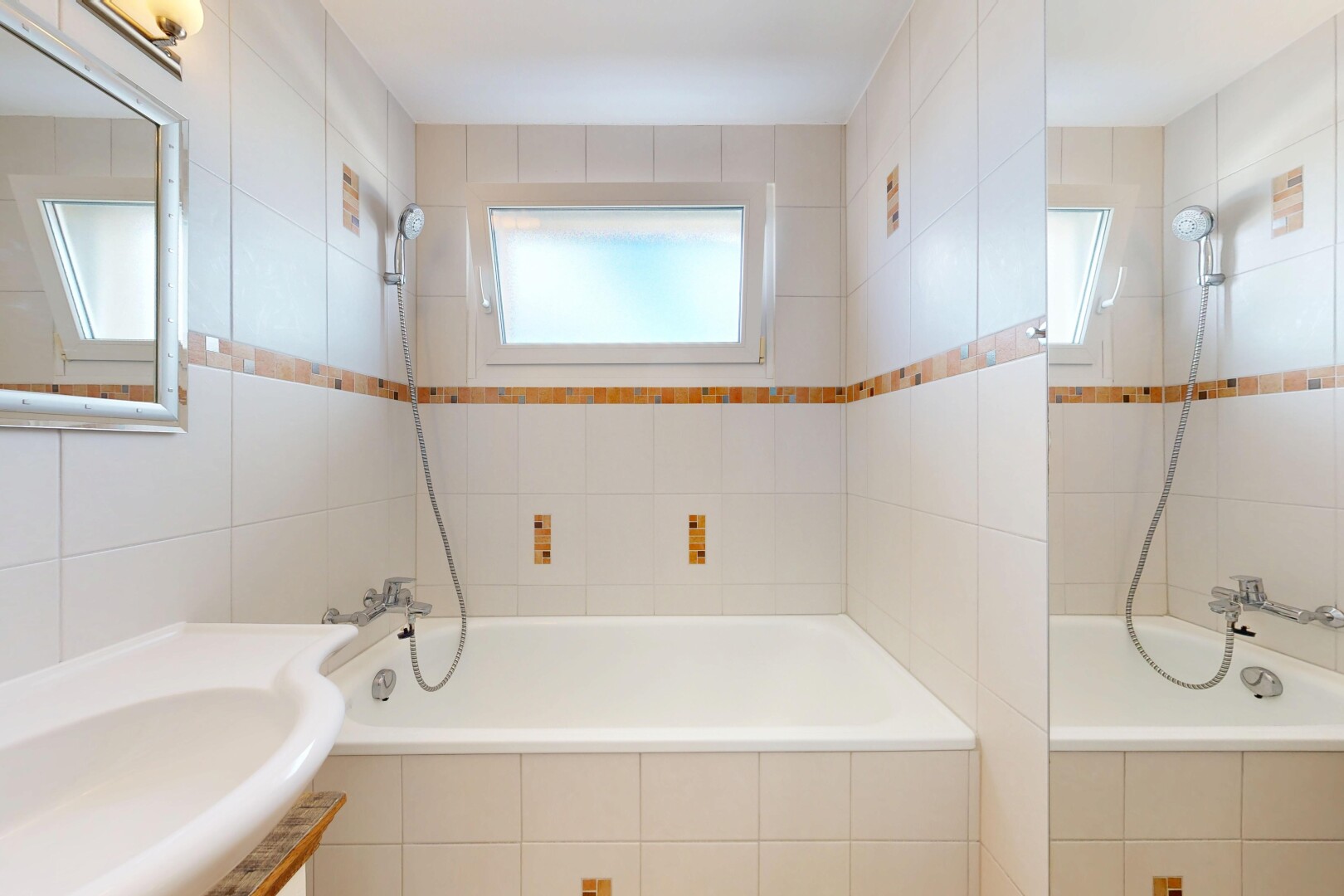 bad mit kombiniertes bad / dusche, spiegel, komplettes badezimmer, inside property, und schminktisch