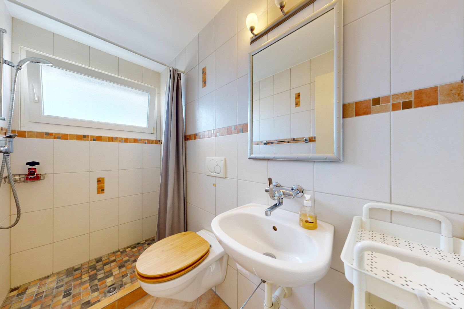 bad mit dusche, toilette, spiegel, komplettes badezimmer, und inside property
