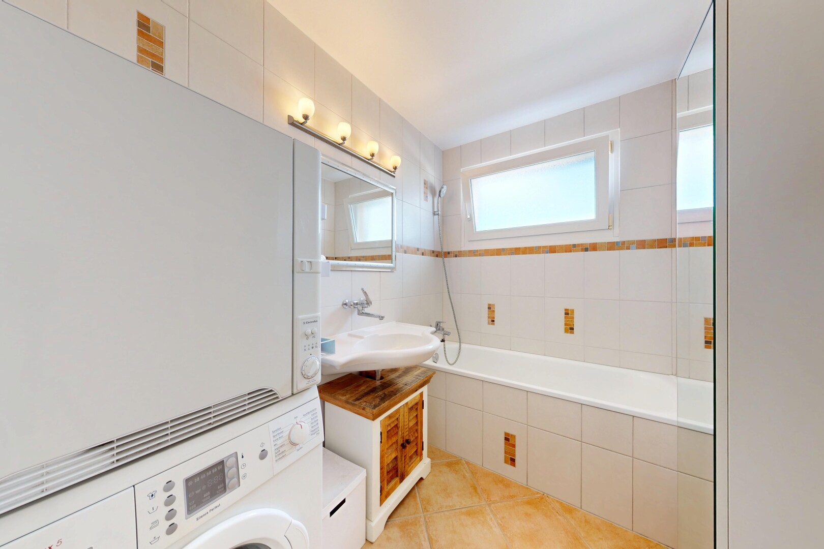 bad mit spiegel, komplettes badezimmer, kombiniertes bad / dusche, natürliches licht, und natural light
