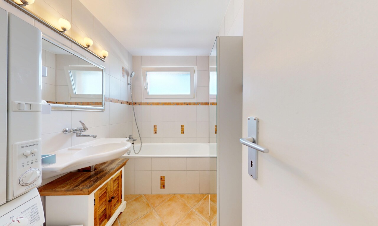bad mit komplettes badezimmer, schminktisch, kombiniertes bad / dusche, natürliches licht, und natural light