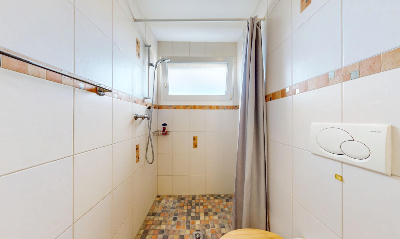 bad mit dusche, inside property, natürliches licht, natural light, und komplettes badezimmer
