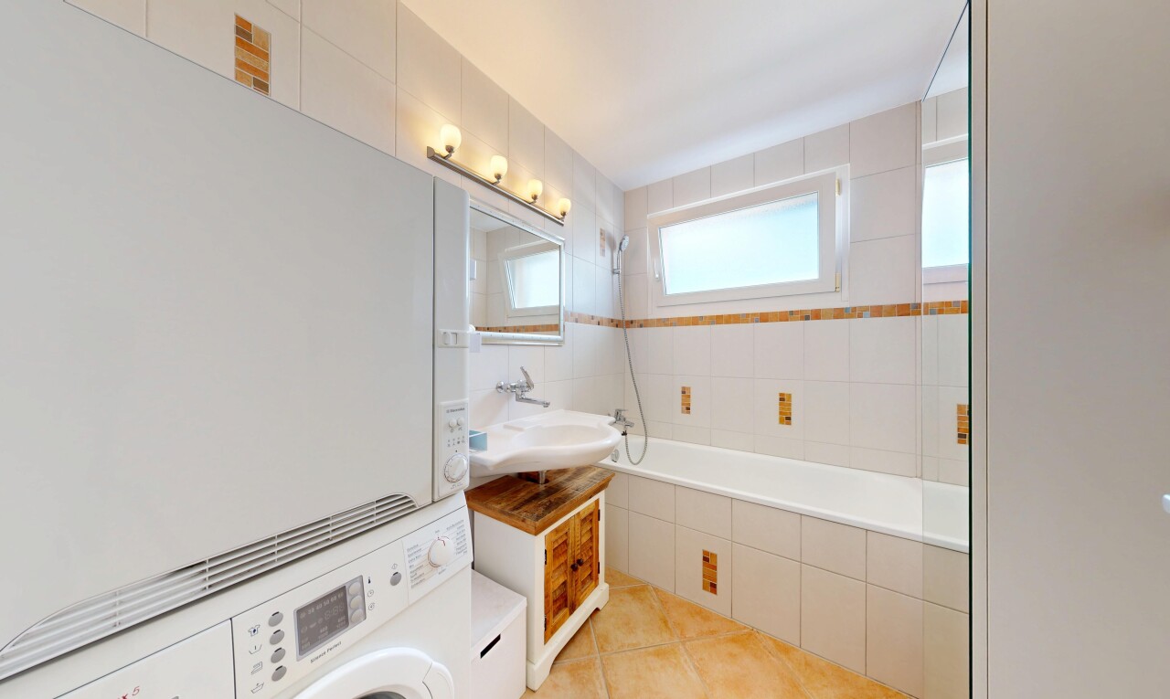 bad mit spiegel, komplettes badezimmer, kombiniertes bad / dusche, natürliches licht, und natural light