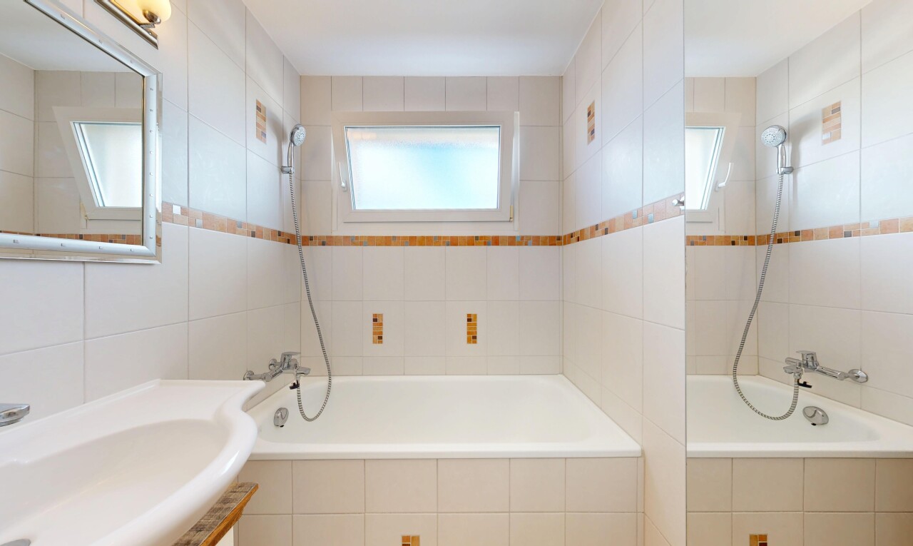 bad mit kombiniertes bad / dusche, spiegel, komplettes badezimmer, inside property, und schminktisch