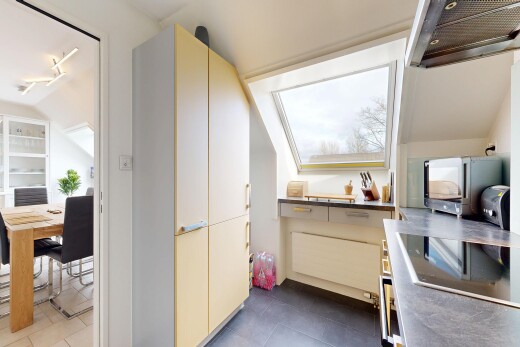 cuisine avec hotte, plaque de cuisson, plafond voûté, vaulted ceiling, et cloison sèche