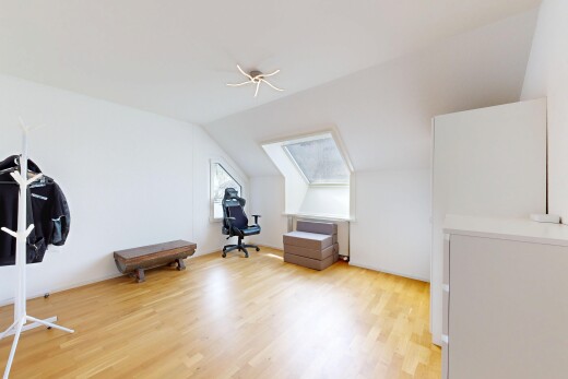 pièce vide avec natural light, lumière naturelle, pièce supplémentaire, vaulted ceiling, et plafond voûté