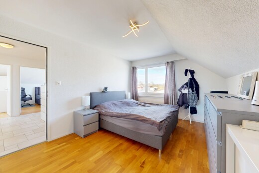 chambre avec inside property, plafond voûté, vaulted ceiling, day time, et sol en finition bois