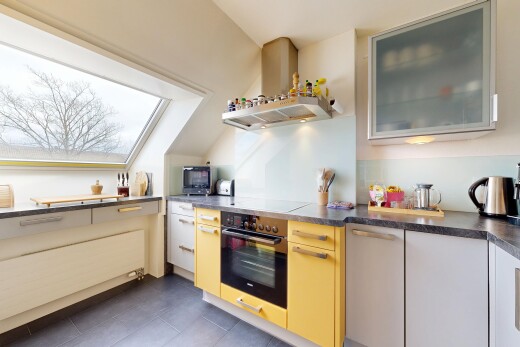 cuisine avec four, hotte, inside property, armoires avec insert en verre, et glass insert cabinets