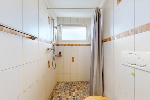 bad mit dusche, inside property, natürliches licht, natural light, und komplettes badezimmer