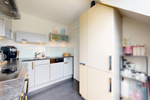 cuisine avec hotte, étagères ouvertes, open shelves, plaque de cuisson, et armoires blanches