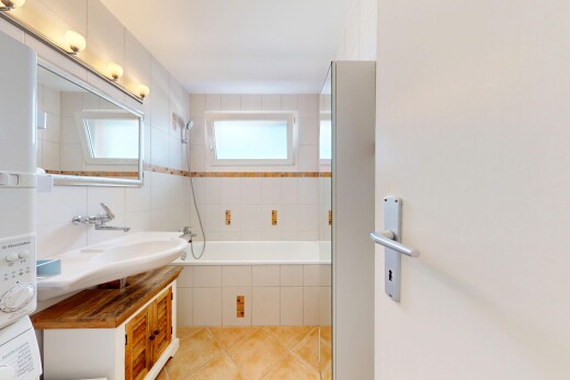bad mit komplettes badezimmer, schminktisch, kombiniertes bad / dusche, natürliches licht, und natural light