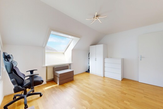 bureau avec pièce supplémentaire, cloison sèche, drywall, sol en finition bois, et wood finish floor