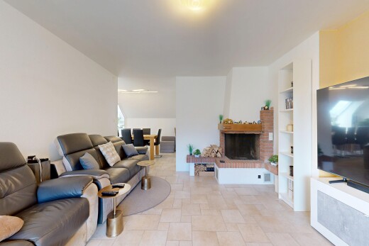 salon avec télévision, inside property, cheminée, drywall, et cloison sèche