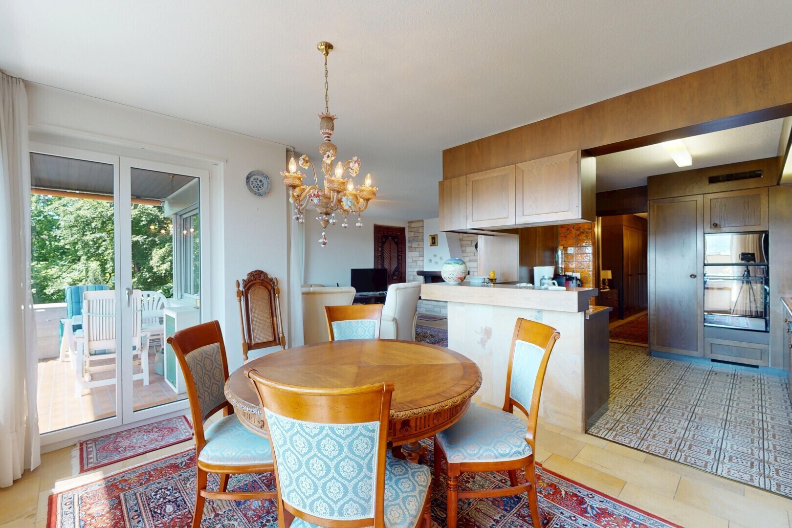 salle à manger avec lustre remarquable, lumière naturelle, natural light, inside property, et sol en carrelage