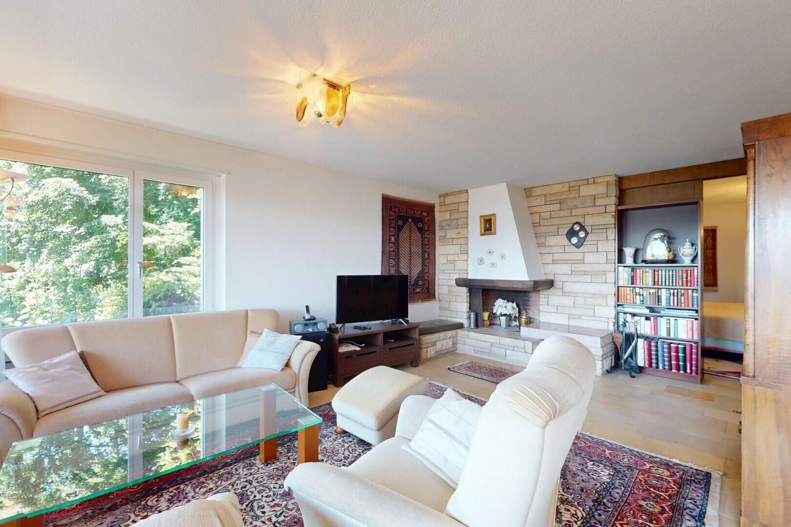 salon avec inside property, télévision, lumière naturelle, natural light, et cloison sèche