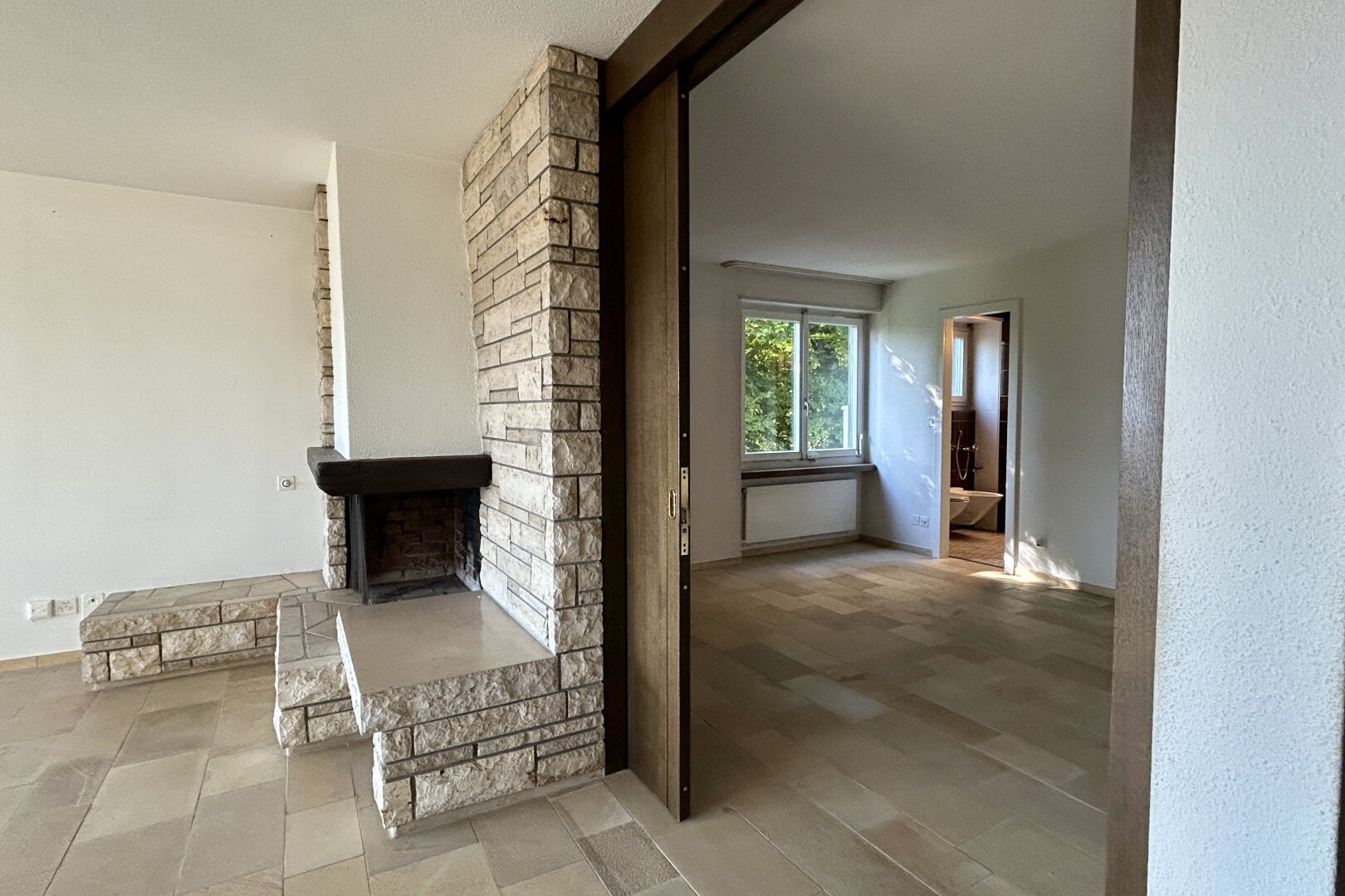 pièce vide avec inside property, lumière naturelle, natural light, et cheminée