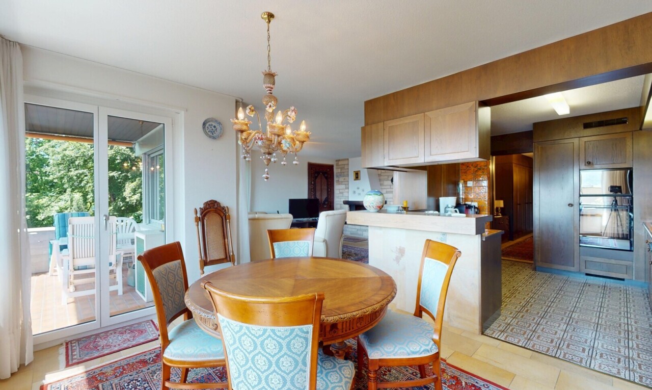 salle à manger avec lustre remarquable, lumière naturelle, natural light, inside property, et sol en carrelage