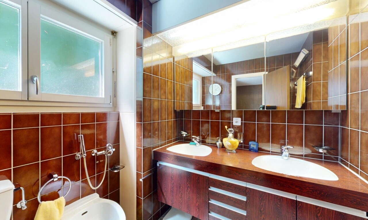 salle de bains avec mur en carrelage, tile wall, évier, inside property, et dosseret