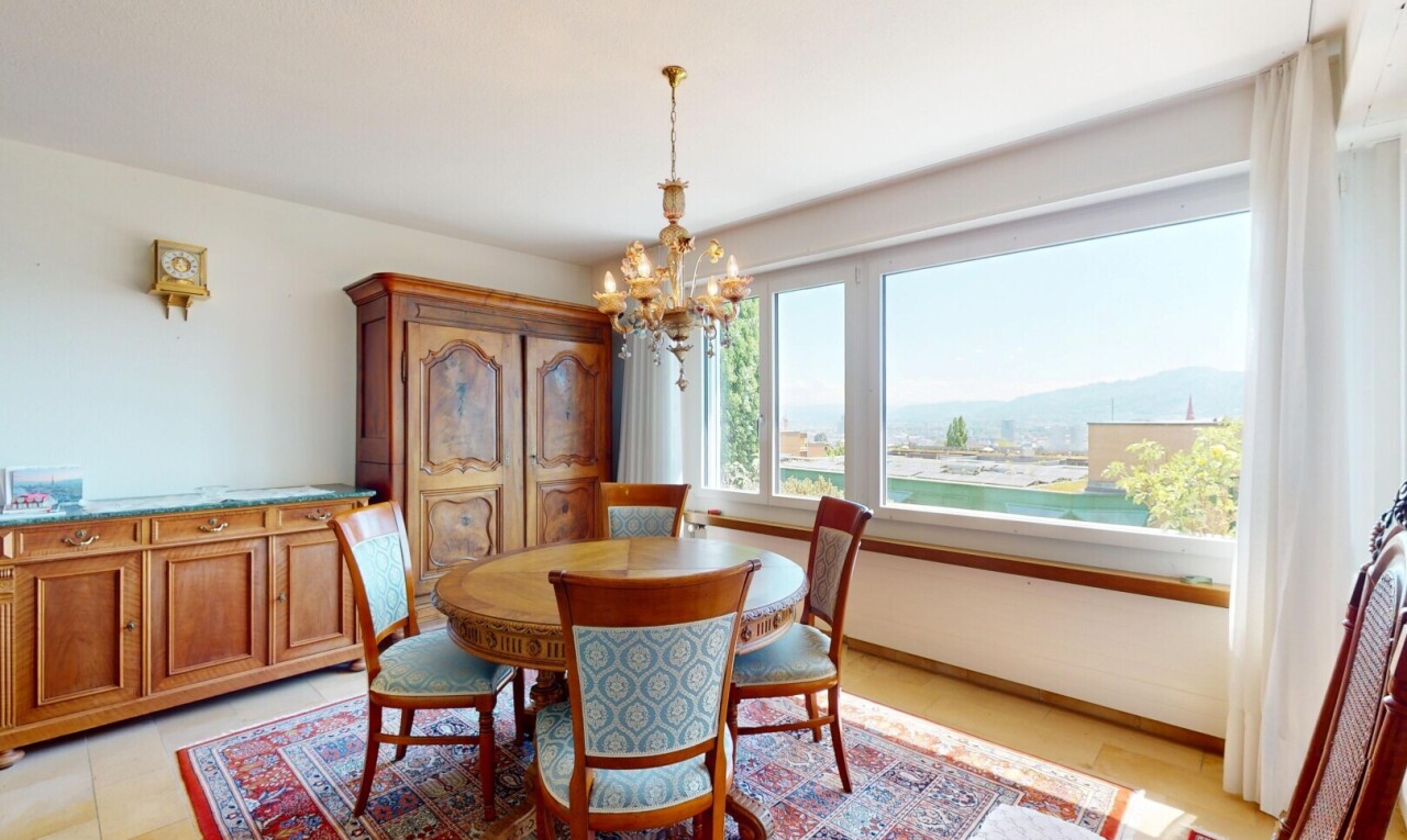 salle à manger avec inside property, lumière naturelle, natural light, lustre remarquable, et cloison sèche