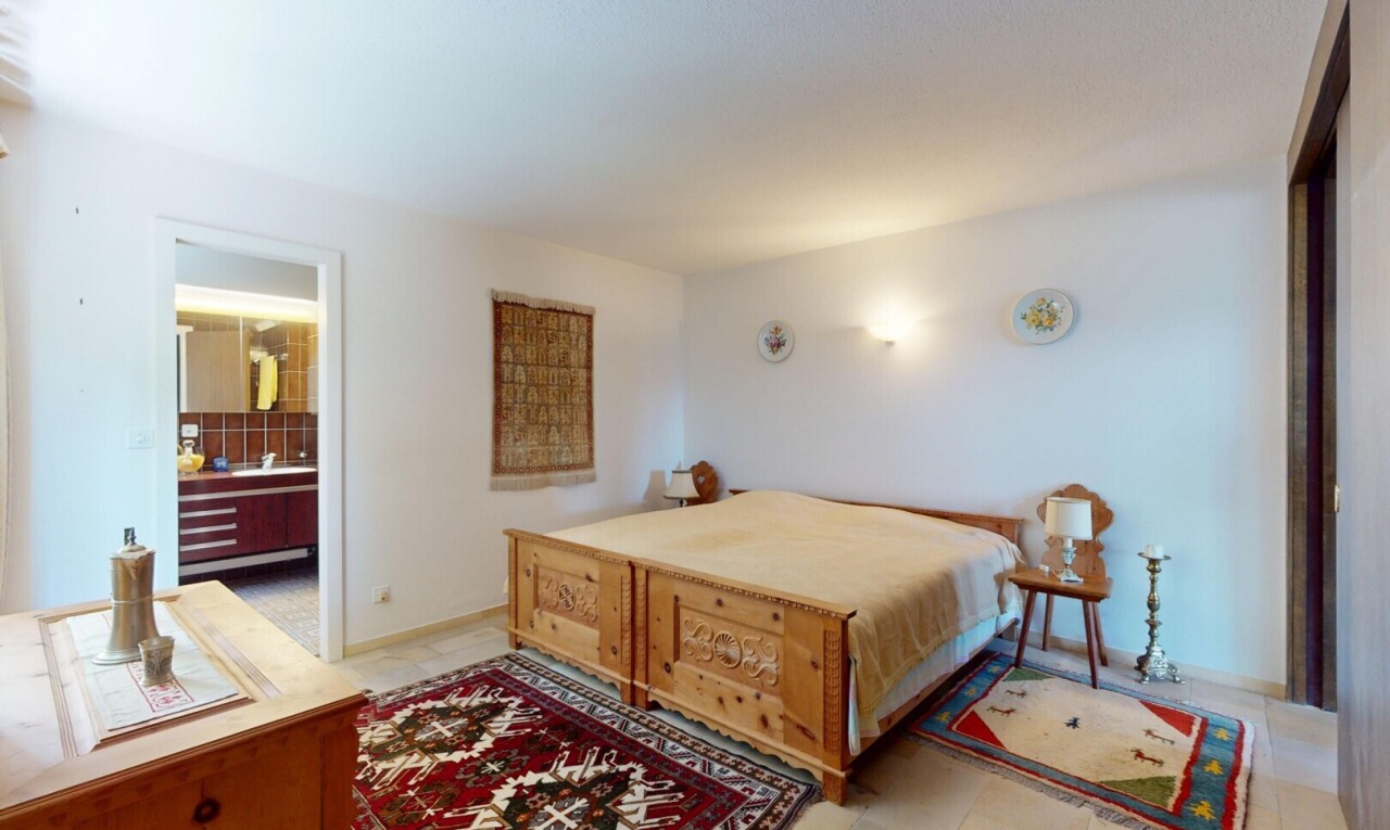 chambre avec cloison sèche, drywall, inside property, sol en carrelage, et tile floor