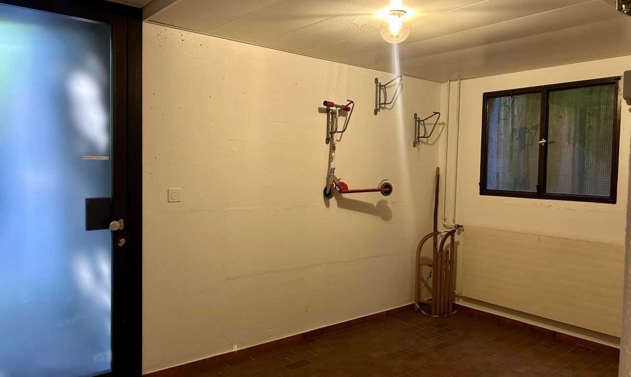 pièce vide avec inside property, cloison sèche, drywall, plinthes murales, et baseboards wall
