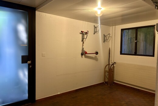 pièce vide avec inside property, cloison sèche, drywall, plinthes murales, et baseboards wall