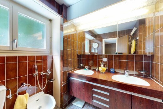 salle de bains avec mur en carrelage, tile wall, évier, inside property, et dosseret