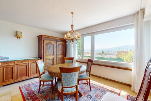 salle à manger avec inside property, lumière naturelle, natural light, lustre remarquable, et cloison sèche