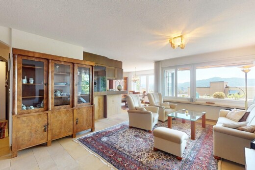salon avec natural light, lumière naturelle, inside property, lustre remarquable, et drywall
