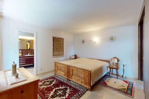 chambre avec cloison sèche, drywall, inside property, sol en carrelage, et tile floor