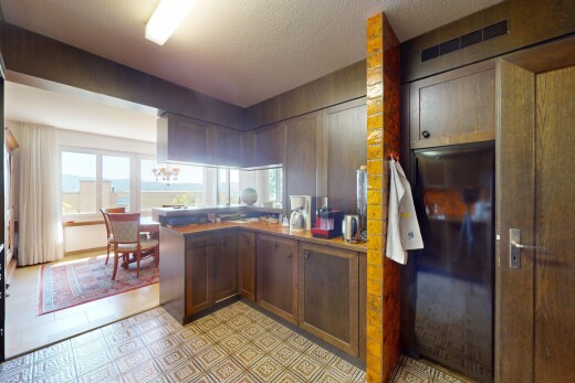 cuisine avec péninsule de cuisine, lumière naturelle, natural light, inside property, et armoires de style shaker
