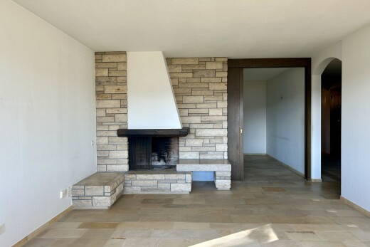 pièce vide avec passages en arc, cloison sèche, drywall, cheminée, et baseboards wall