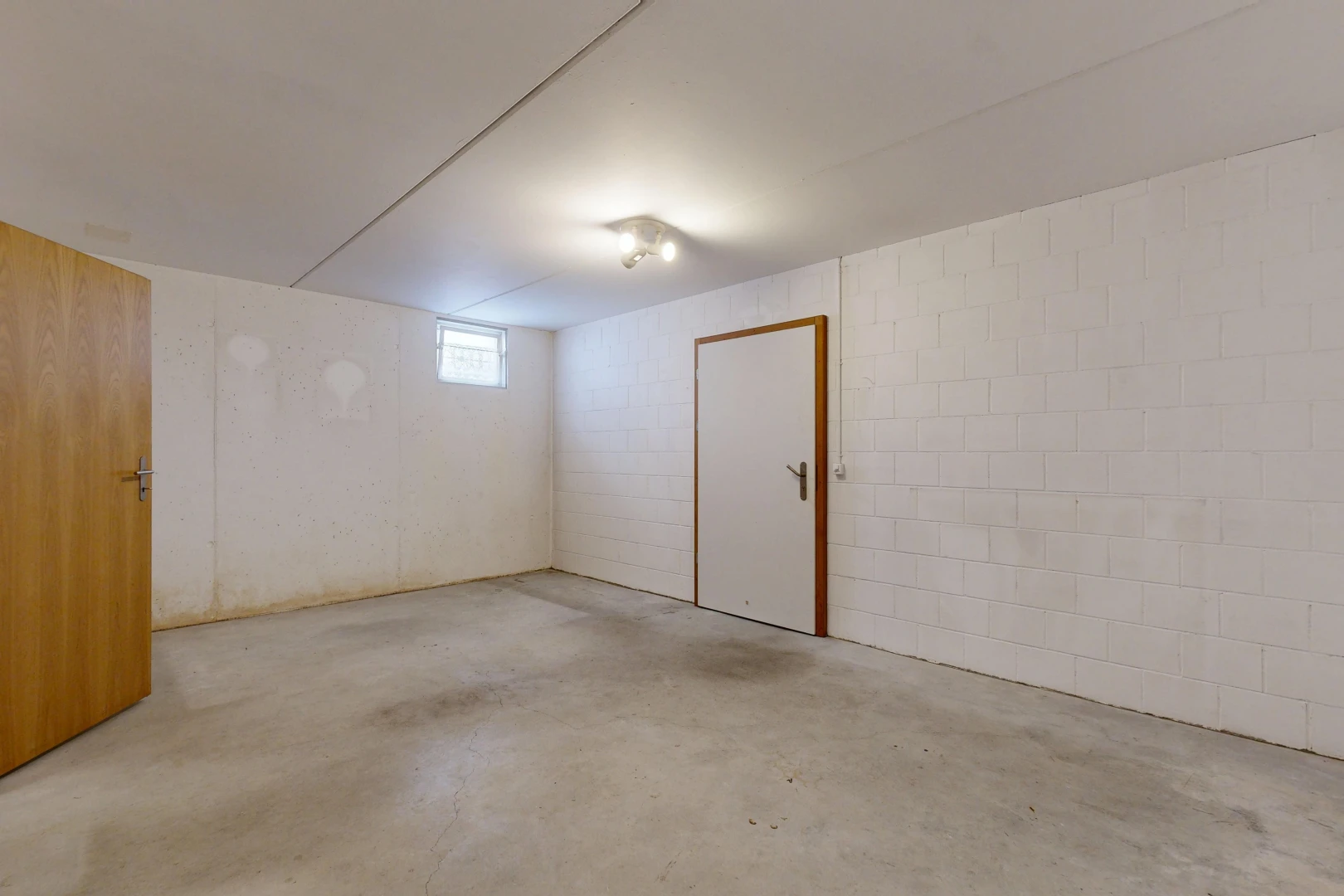 leerer raum mit keller, concrete floor, betonboden, natürliches licht, und concrete block wall