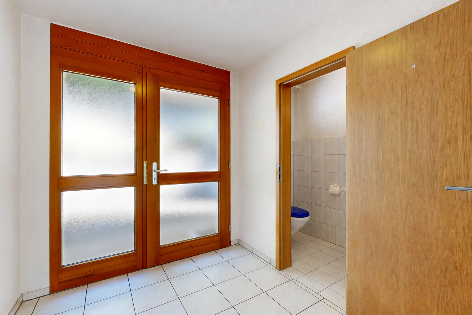 halle / korridor mit light floor, drywall, gipskartonwand, tile floor, und fliesenboden