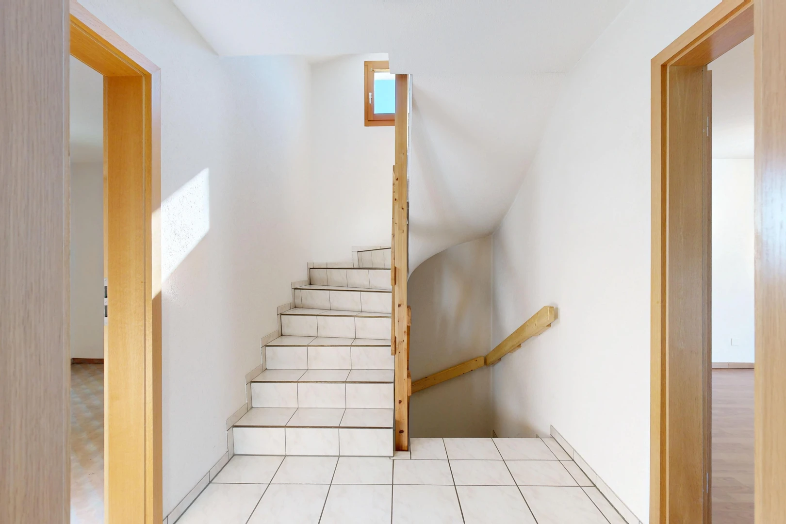 treppe mit drywall, gipskartonwand, inside property, light floor, und other stairs