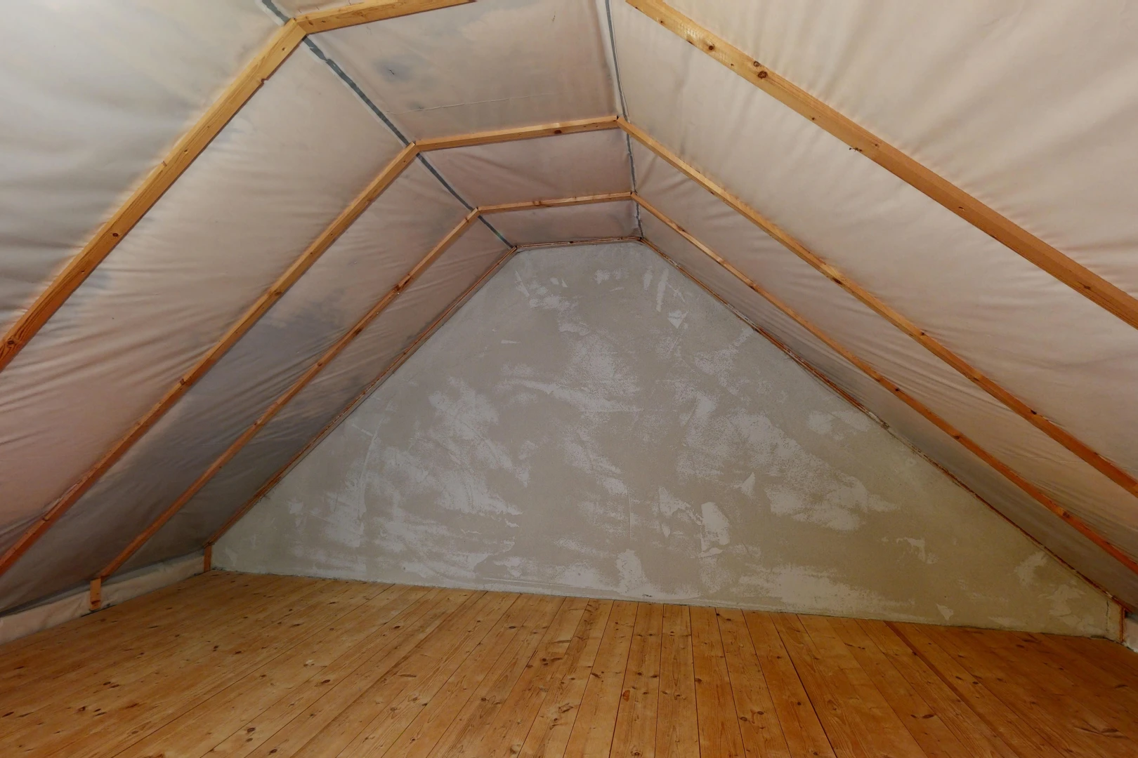 einzelheiten mit attic, attic / basement / garage, interior, floor, und cathedral ceiling