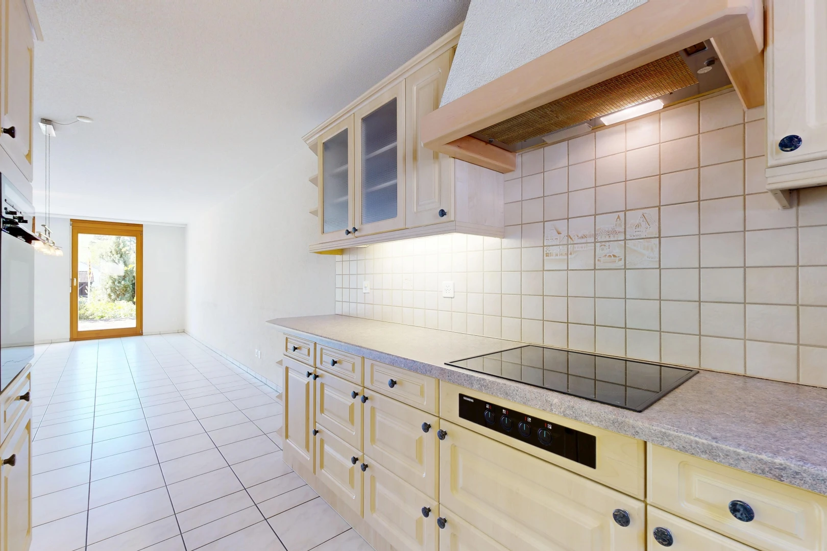 küche mit dunstabzugshaube, arbeitsplatten, light countertops, light floor, und schränke mit glastüren
