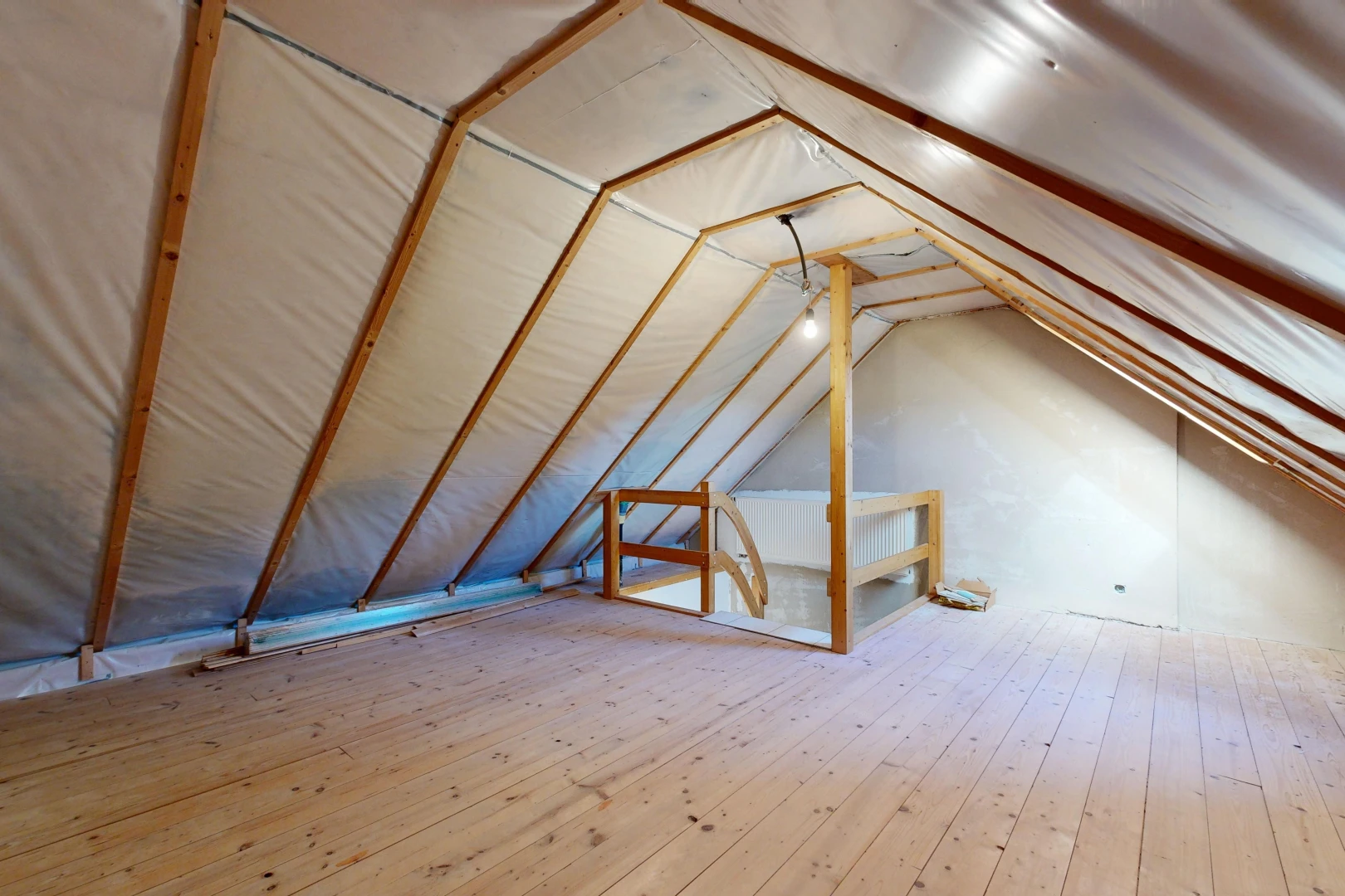 leerer raum mit hardwood floor, dachschräge, vaulted ceiling, niedrige decke, und low ceiling