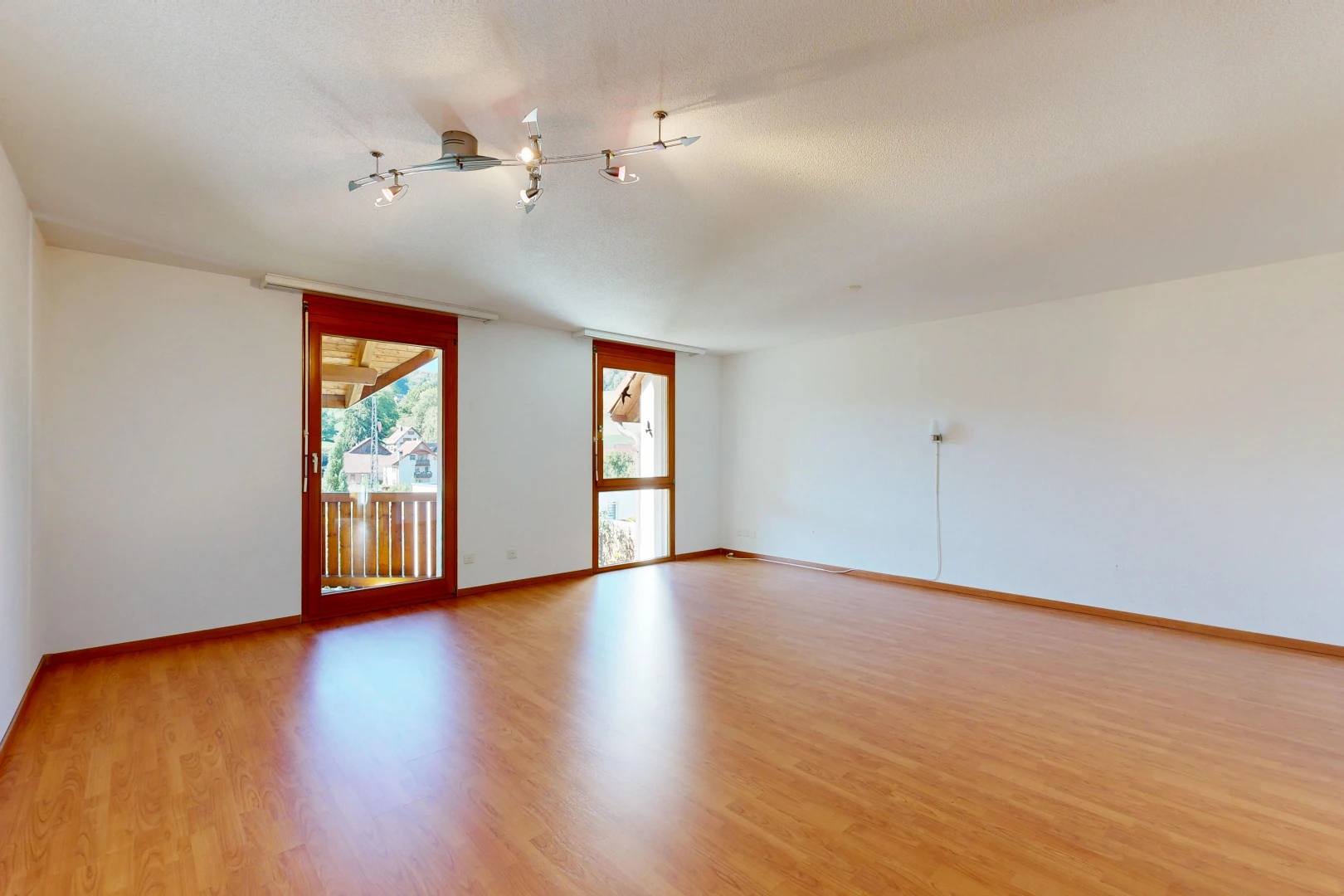 leerer raum mit gipskartonwand, drywall, inside property, holzfußboden, und wood finish floor